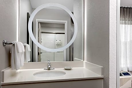 Suite, Multiple Beds (2 Queen Beds and 1 Double Sofa Bed)