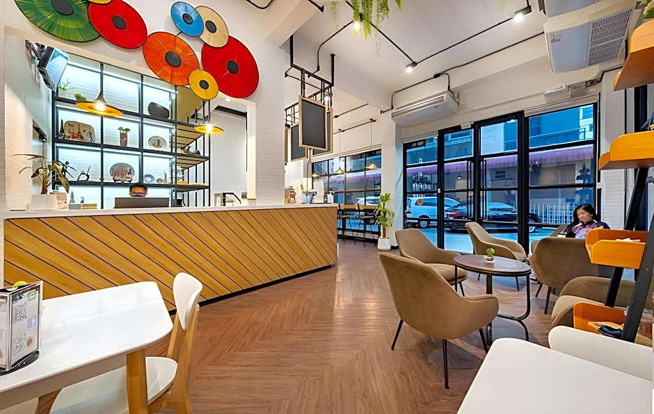 Siam Subway Hostel and Cafe