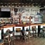 Harleys Pub And Hotel