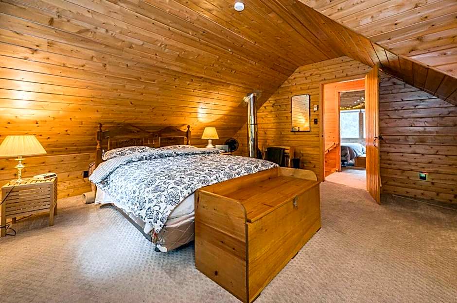 Rustic cabin w Games near Lake & National Park