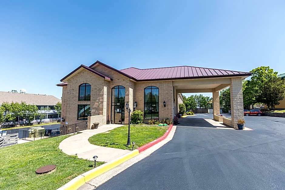 Super 8 by Wyndham Branson/Andy Williams Theatre