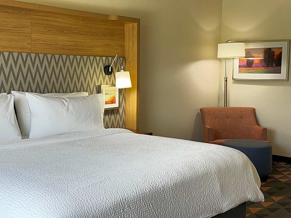 Holiday Inn Hotel And Suites Fayetteville W-Fort Bragg Area By IHG