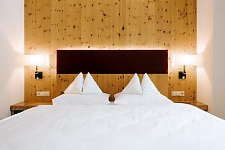 Double room with separate bathroom and toilet