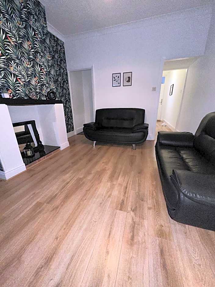 Lovely Town house Room 1