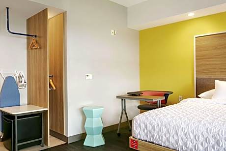 1 King Mobility/hearing Accessible Ri Shwr Vis Firealrm/door/phn Alrt/fridge Hdtv/free Wi-fi /breakf