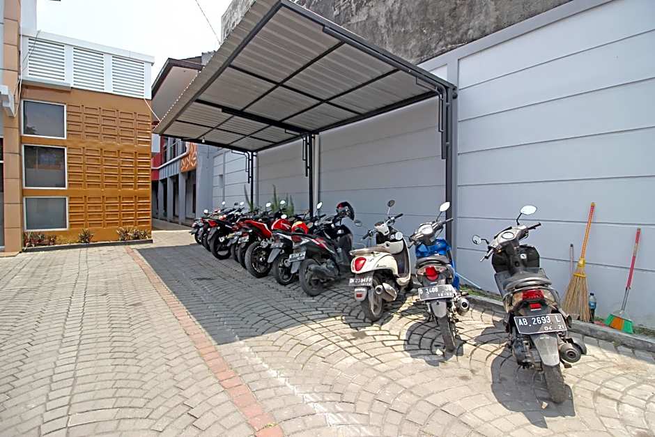 RedDoorz near Hartono Mall 3