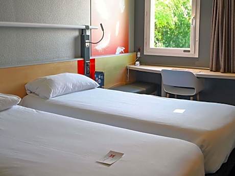 Standard Room with Two Single Beds