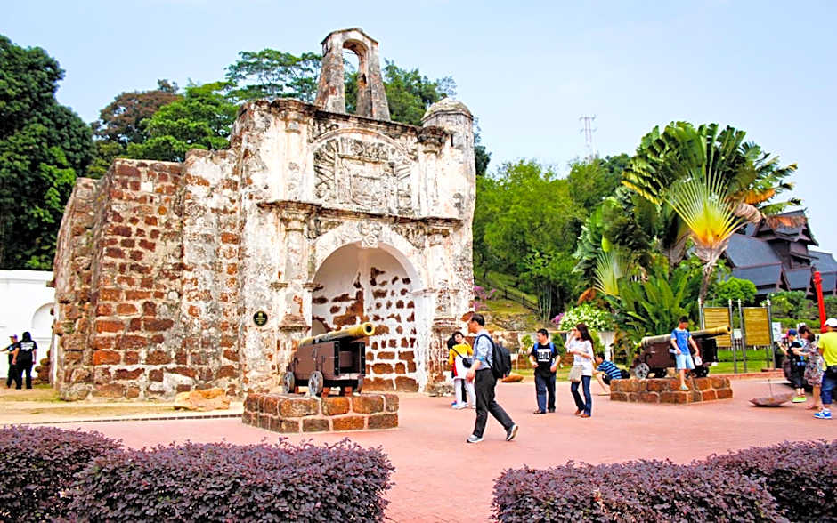 Cozy Riverside Hotel