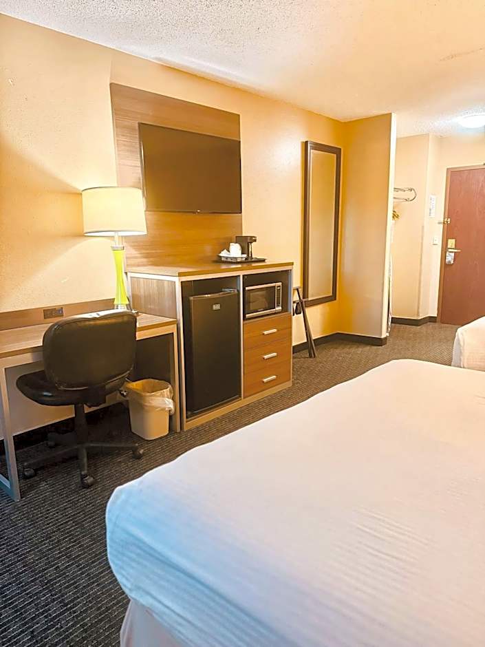 Super 8 by Wyndham St Charles