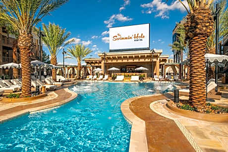 Lodge 2 Queen Beds Pool View