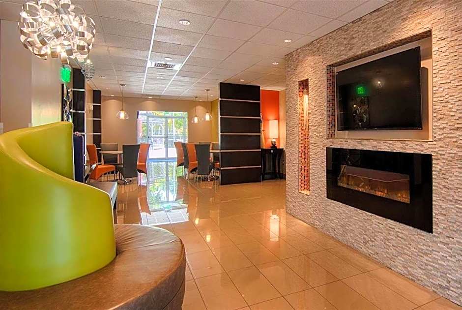 Days Inn & Suites by Wyndham Bonita Springs North Naples