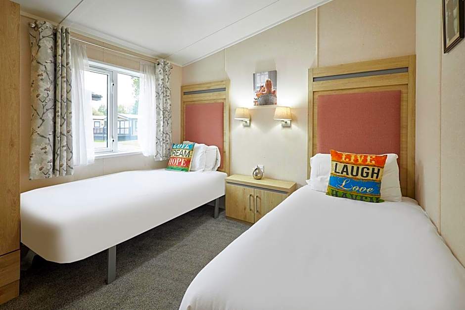 Primrose Lodge with Hot Tub