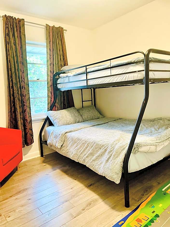 Vacation house Entire floor Kids yard walk 2 subway