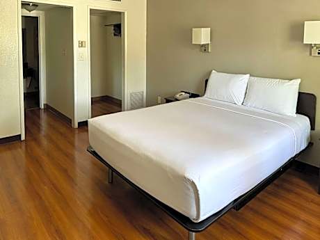 Deluxe Queen Room - Non-Smoking