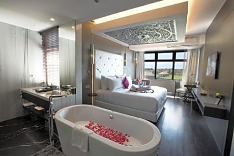 Luxe Suite - Free Access to Mrs Sippy or Soham