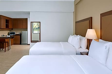2 Queen Suite Pool Access Balcony