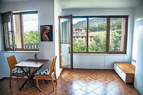 Cozy apartment next to the forest and the gondola