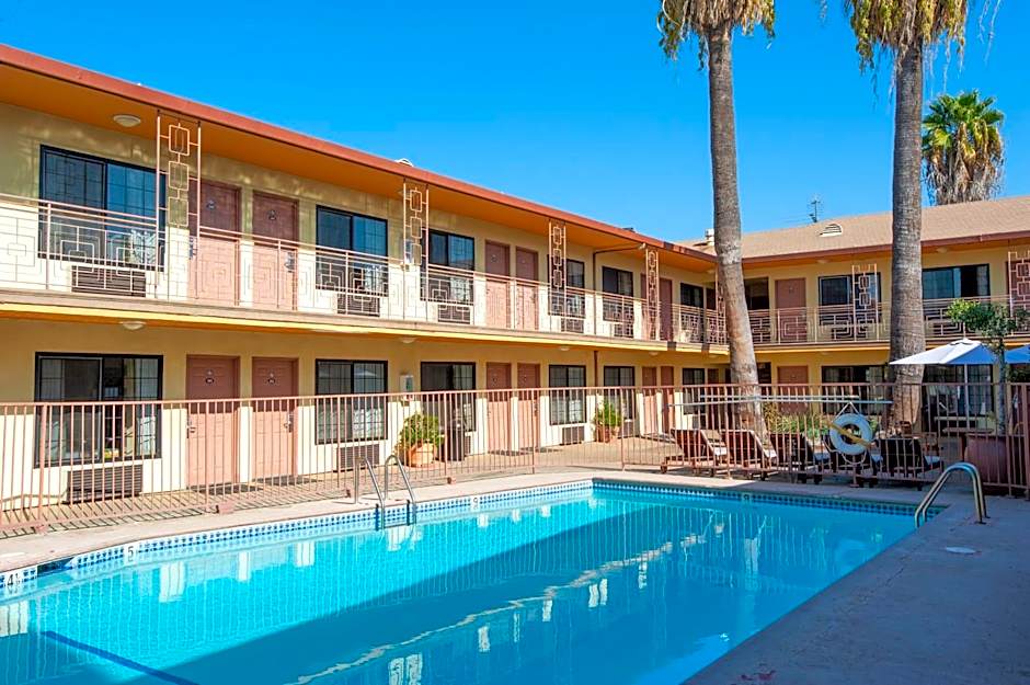 Studio City Court Yard Hotel