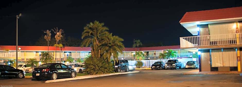 Express Inn & Suites - 5 Miles from St Petersburg Clearwater Airport