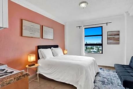 Beach Front suite at Hollywood Beach Resort, direct beach access, Swimming Pool