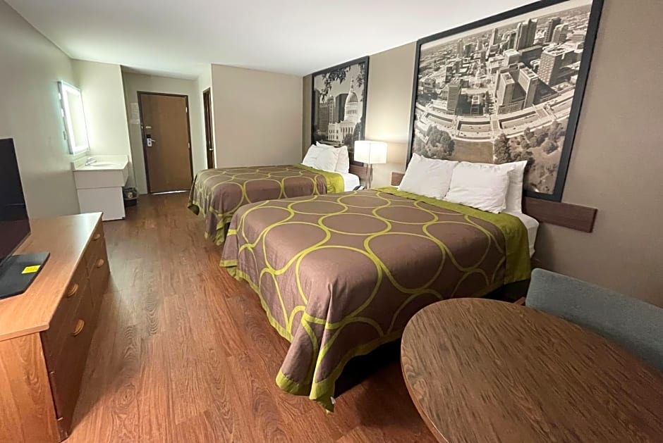 Super 8 by Wyndham Eureka/Six Flags Nearby