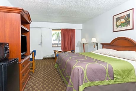 1 King Bed Studio Suite Non-Smoking