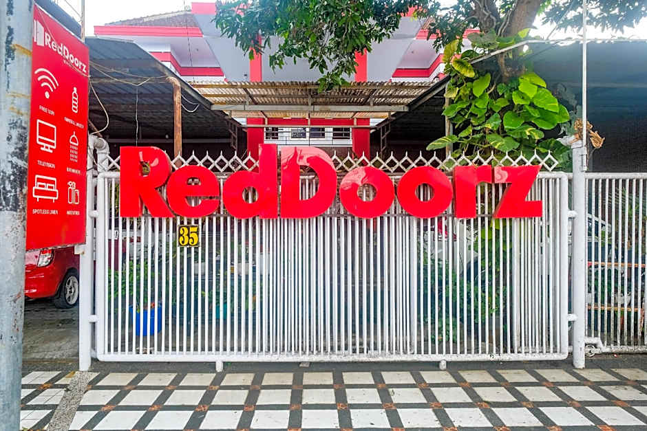 RedDoorz near Batik Tulis Celaket 2