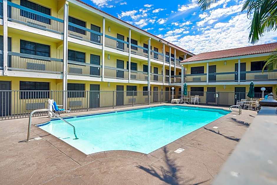 La Quinta Inn by Wyndham Costa Mesa / Newport Beach