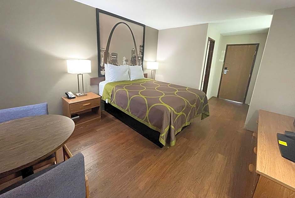 Super 8 by Wyndham Eureka/Six Flags Nearby