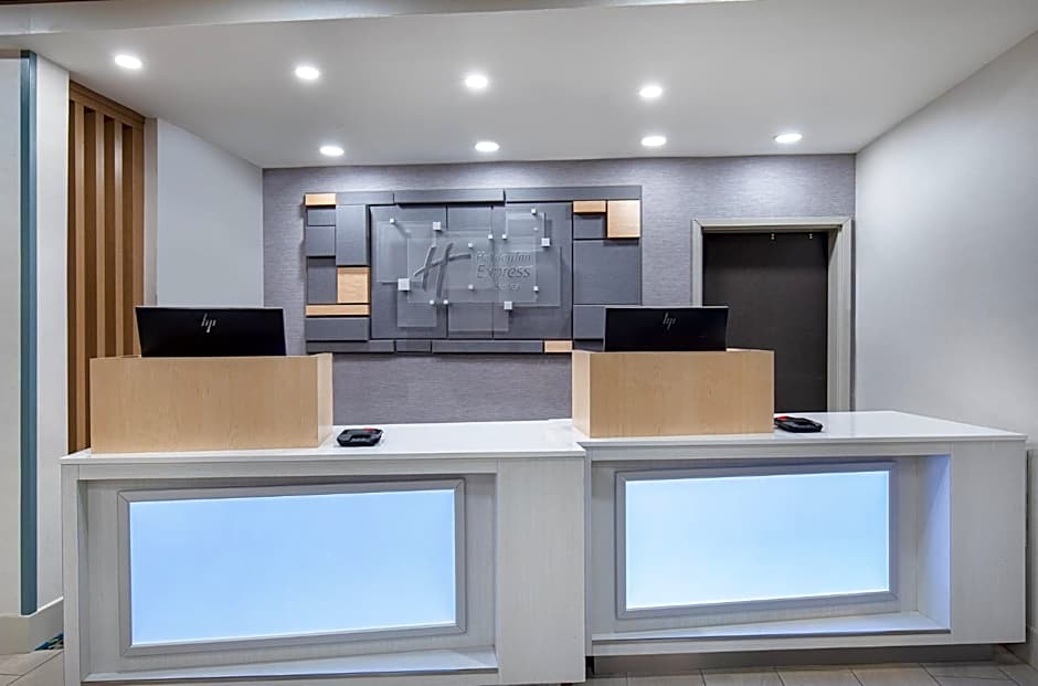 Holiday Inn Express Hotel & Suites Birmingham - Inverness 280 By IHG