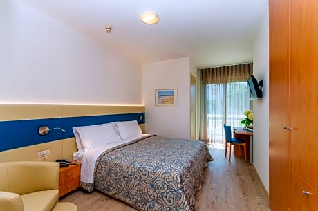 Superior Double or Twin Room with Partial Sea View