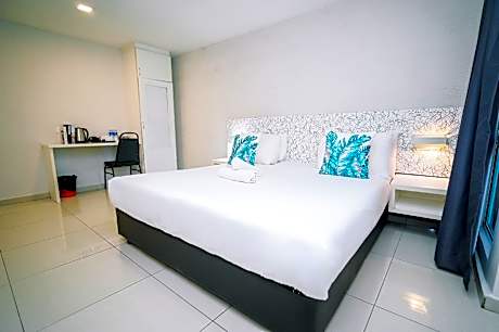 Deluxe King with Window