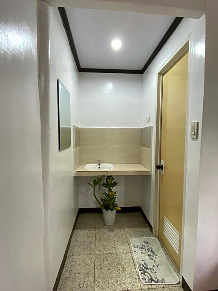 MiL's Hillside Tourist Inn