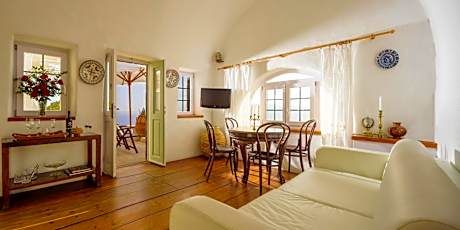 Fanari Honeymoon Suite with Indoor Cave Whirlpool & Caldera View