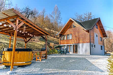 Montain Wild Chalet with Wooden Hot Tub