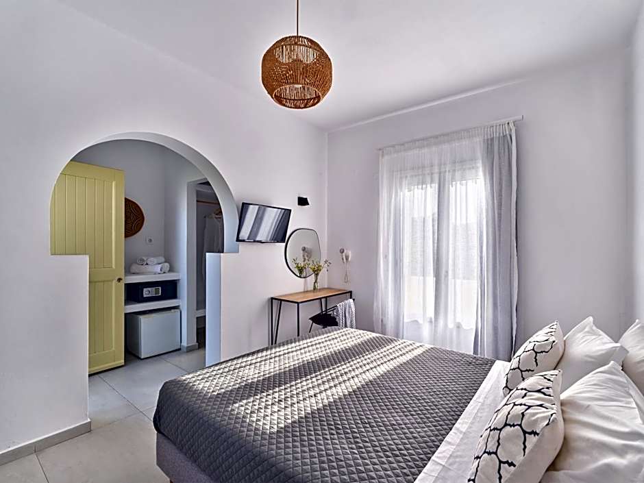 Akrotiri Hotel