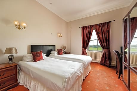 Twin room-Standard-Ensuite with Shower