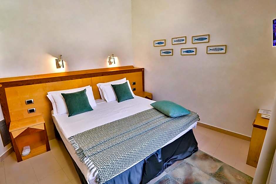 Piccadilly Rooms Restaurant and Beach