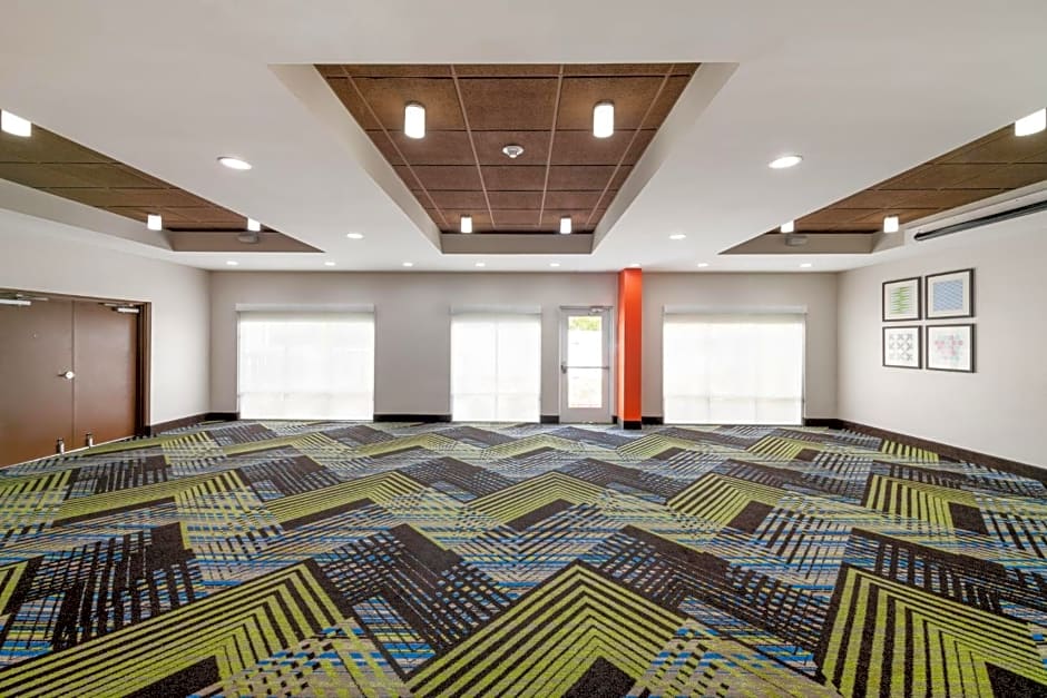 Holiday Inn Express & Suites Spring Hill By IHG