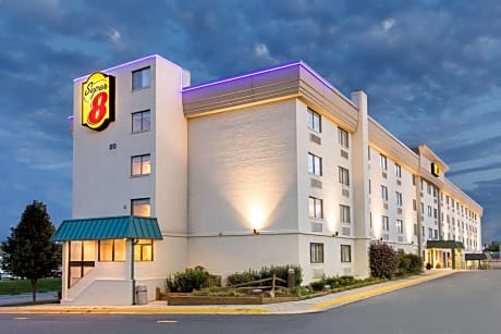 Super 8 by Wyndham Frederick