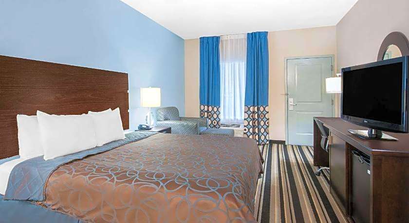 Super 8 by Wyndham Dilley TX