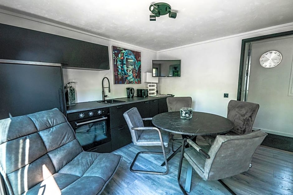 Amsterdam-Houseboat-Amstel