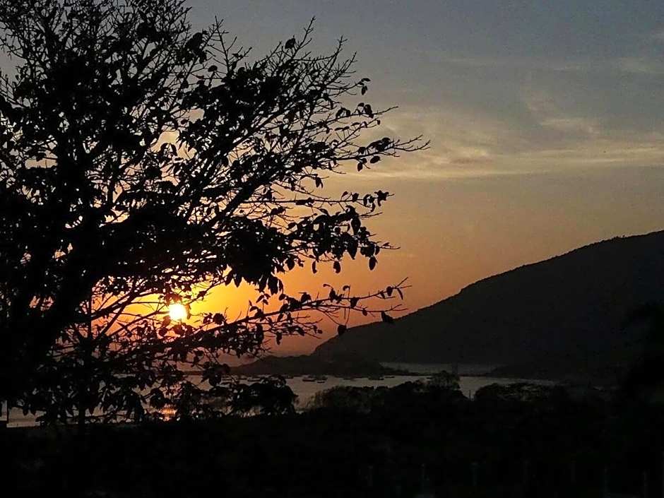 Cabana com vista mar, nascer do sol e lua cheia