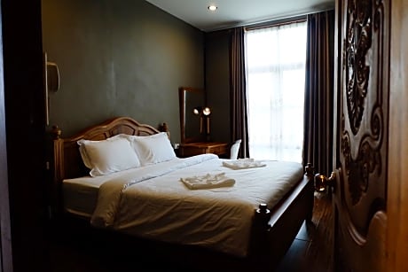 Private Double Room with Shared Bathroom