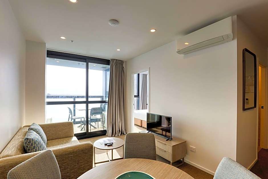 Ramada Suites Victoria Street West