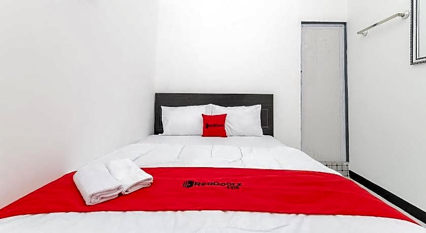 RedDoorz near Mayapada Hospital Surabaya
