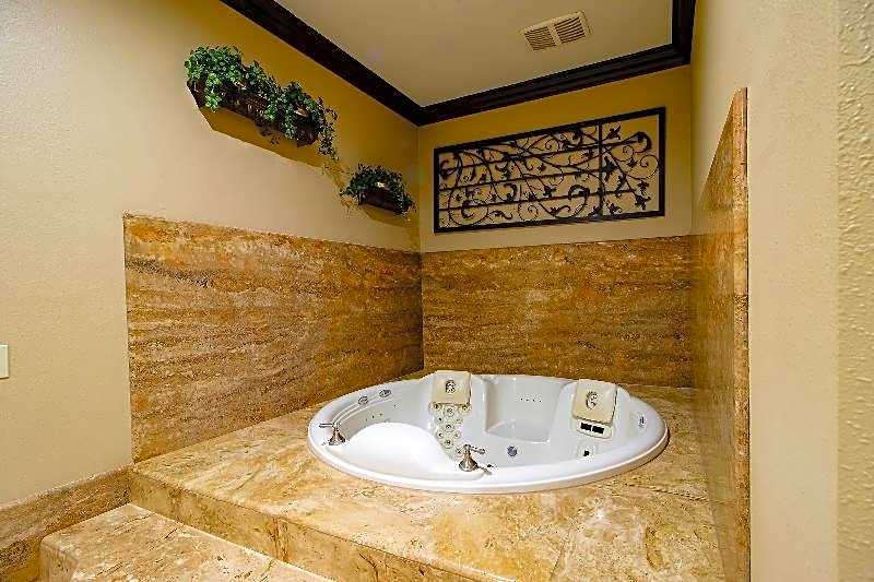 OYO Pinewood Inn & Suites Silsbee