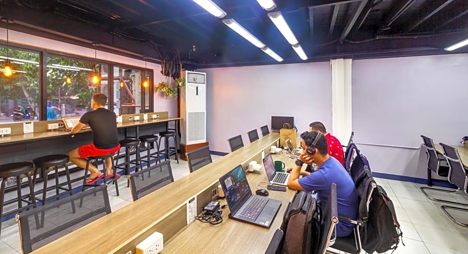 Nomad's Hub - Best Value Co-living Hostel