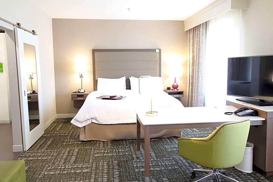 Hampton Inn By Hilton & Suites Dallas Market Center
