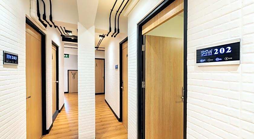 Siam Subway Hostel and Cafe